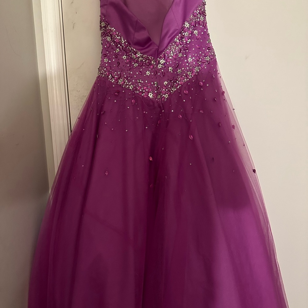 I wore this dress and a spring formal a few years ago. - Picture 3 of 13